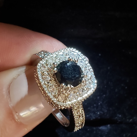 Jewelry - ONYX surrounded by small CZs vintage silver ring 925